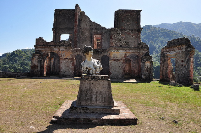 Citadelle Laferrière ruins - statue Citadelle Laferrière ruins - statue